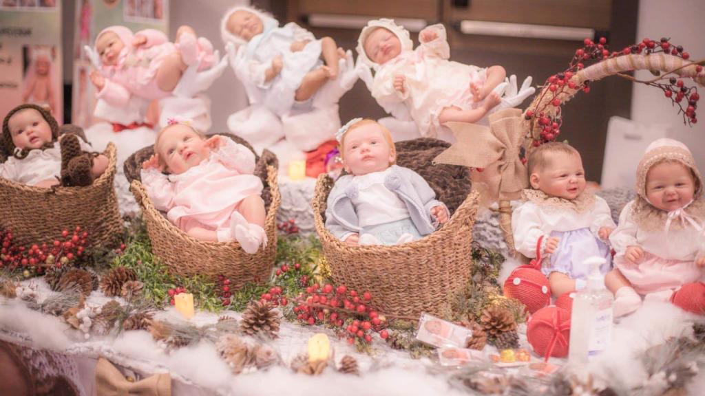 Expositor con muñecos de 'bebés reborn' en la feria Daris de 2021.