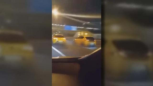 Dos vehículos en una carrera ilegal en la M-50.