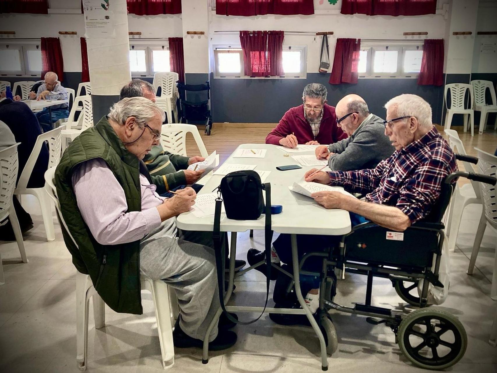 Usuarios de la Asociación Párkinson Málaga durante terapia ocupacional.