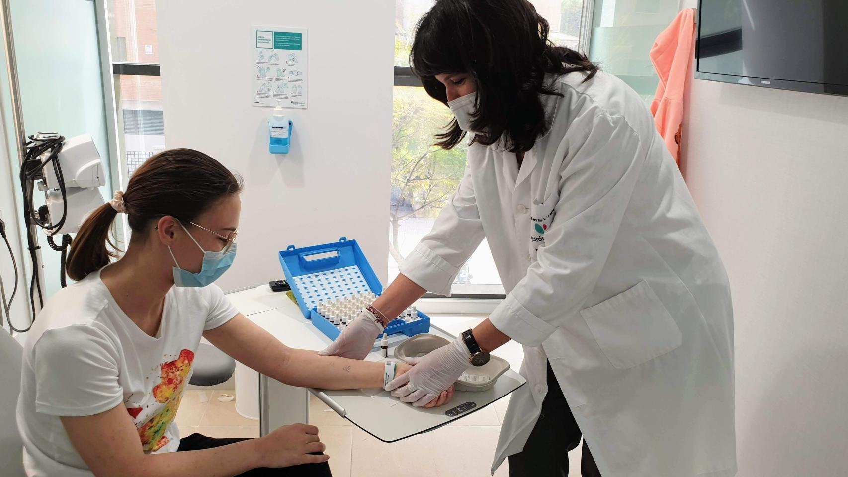 La doctora Leticia Herrero haciendo una prueba de alergia en el Hospital Quirónsalud Málaga.