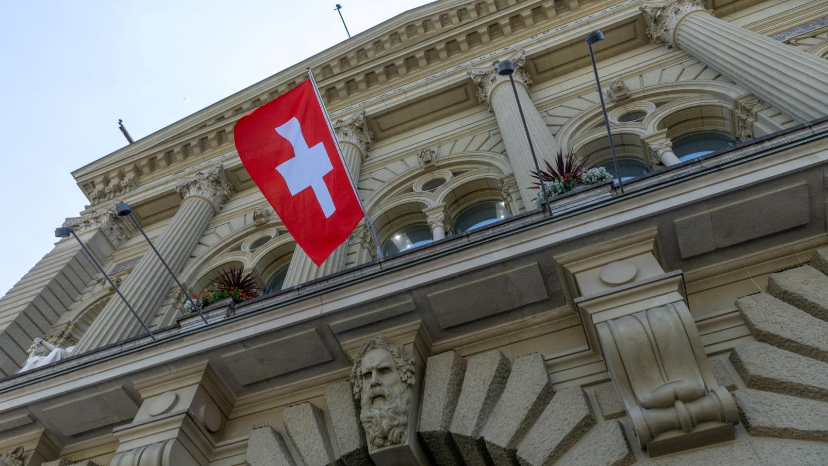 La bandera suiza en la sede del Parlamento suizo (Bundeshaus) en Berna.
