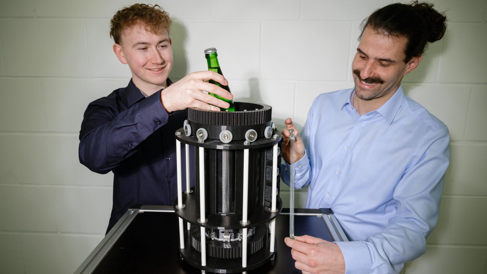 Los investigadores Nicolas Scherer (izq.) y Lukas Ehl (dcha.) con el prototipo de nevera