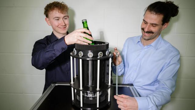 Los investigadores Nicolas Scherer (izq.) y Lukas Ehl (dcha.) con el prototipo de nevera