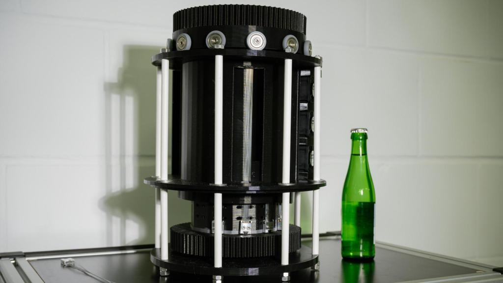 El prototipo de mininevera junto a una cerveza