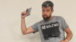 El pintor coruñés, Óscar Cabana, en su estudio.