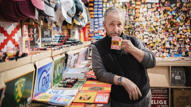 Antonio Durán mostrando una tasa con la frase: Sánchez, Me gusta la fruta.