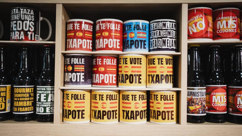 Algunos tazas con mensajes como: Que te vote el Txapote.