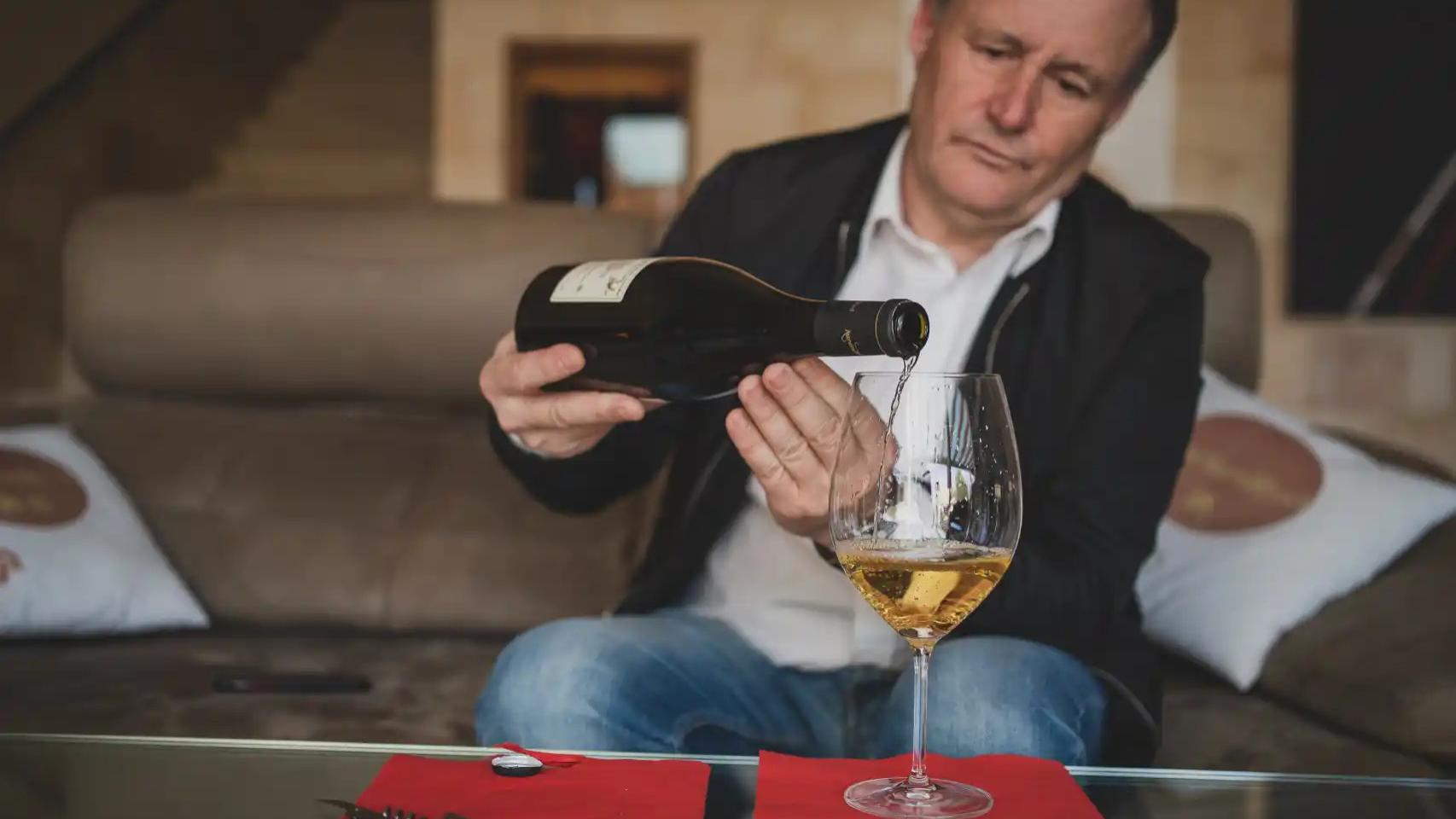 Hilario García, sirviendo una copa de su vino AurumRed Serie White.