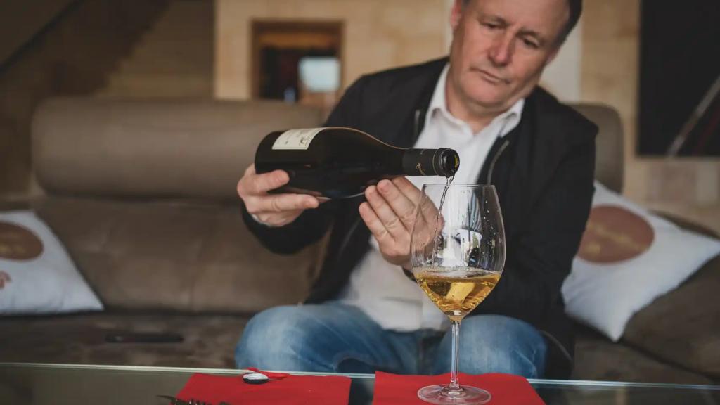 Hilario García, sirviendo una copa de su vino AurumRed Serie White.