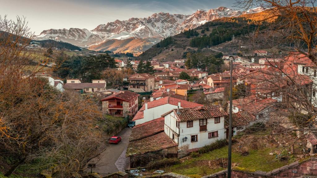 Imagen del pueblo cántabro de Potes rodeado por las montañas nevadas.