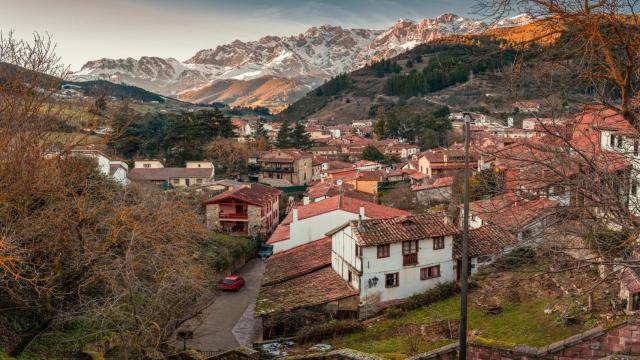 Imagen del pueblo cántabro de Potes rodeado por las montañas nevadas.