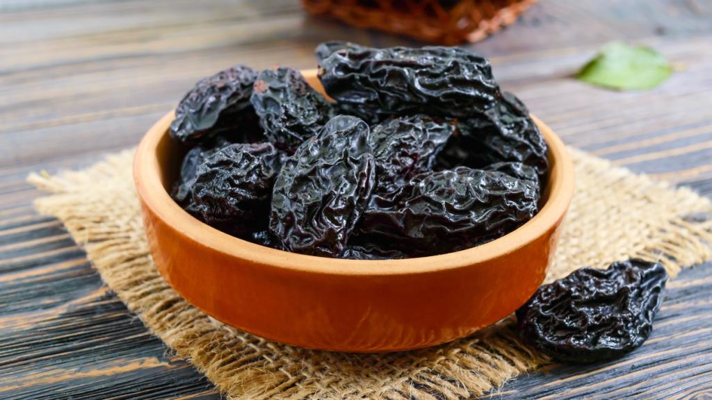 La 'superfruta' antiinflamatoria que los expertos recomiendan para las mujeres: la ciruela pasa.
