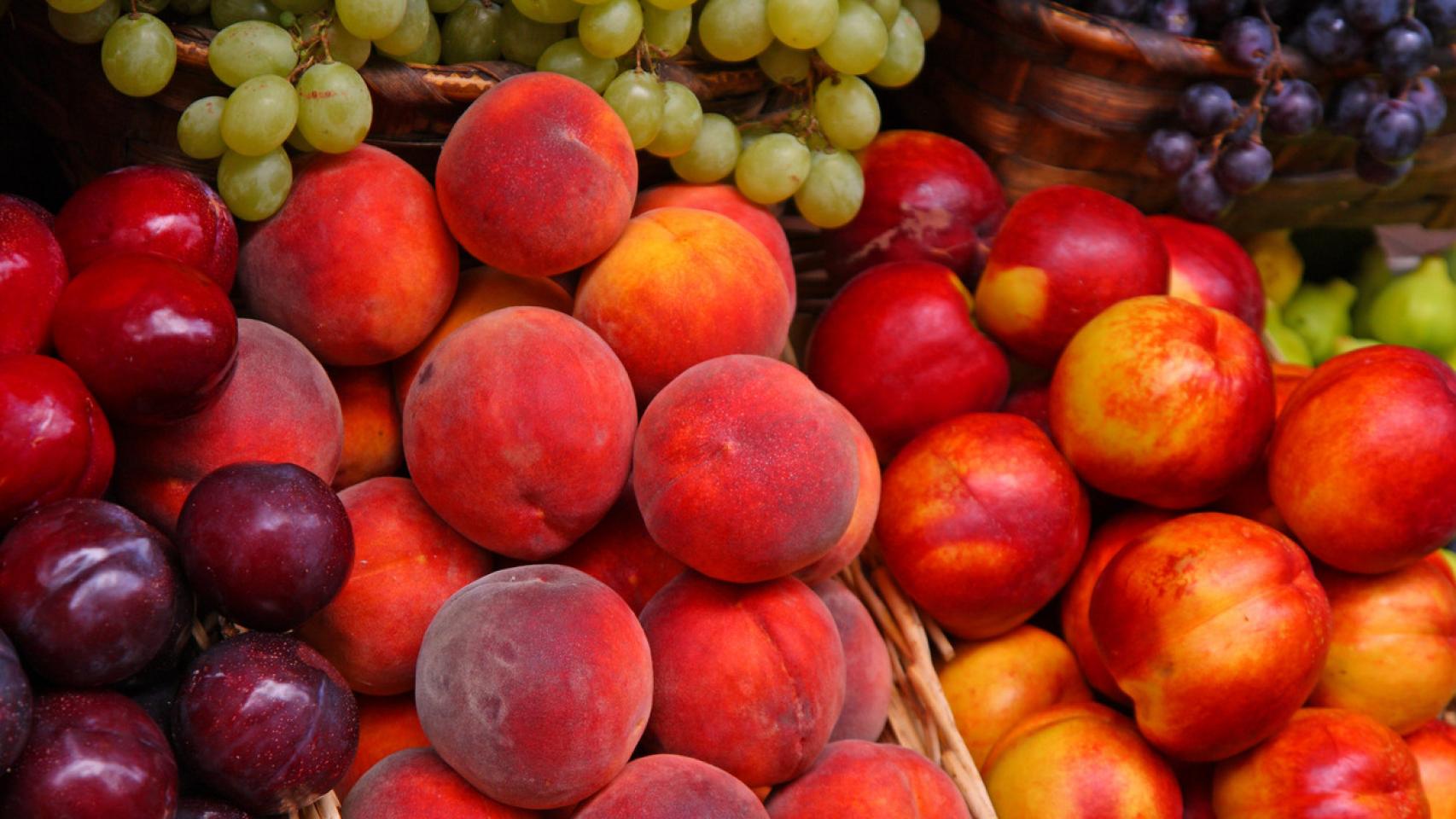 La 'superfruta' que todos toman en España sin saber que mejora la salud en las mujeres a partir de los 50