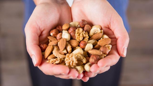 El fruto seco que tomamos sin saber que combate el envejecimiento a partir de los 60 y cuida el corazón