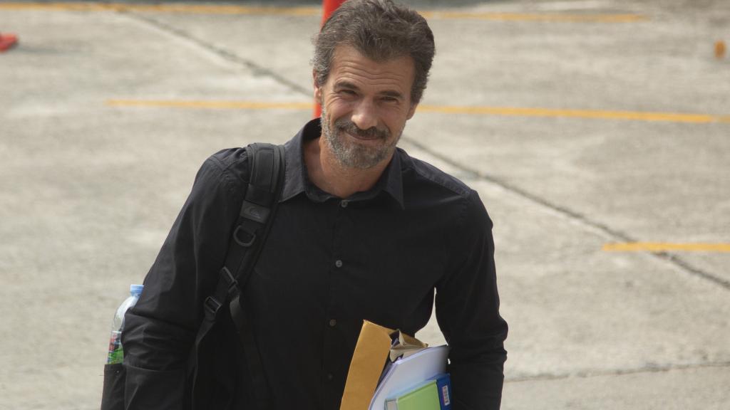Rodolfo Sancho, sonriente, llegando a la tercera sesión del juicio contra su hijo.