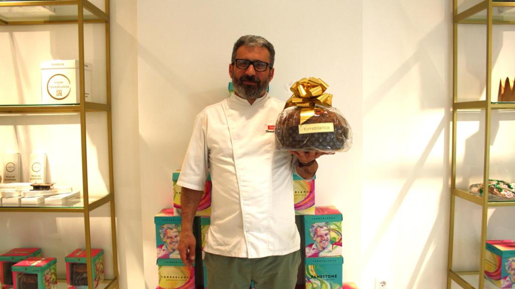 David Torreblanca muestra su panetone, un clásico de la repostería familiar.