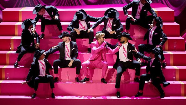 El actor Ryan Gosling interpretando 'It's just Ken' en los Oscars 2024.