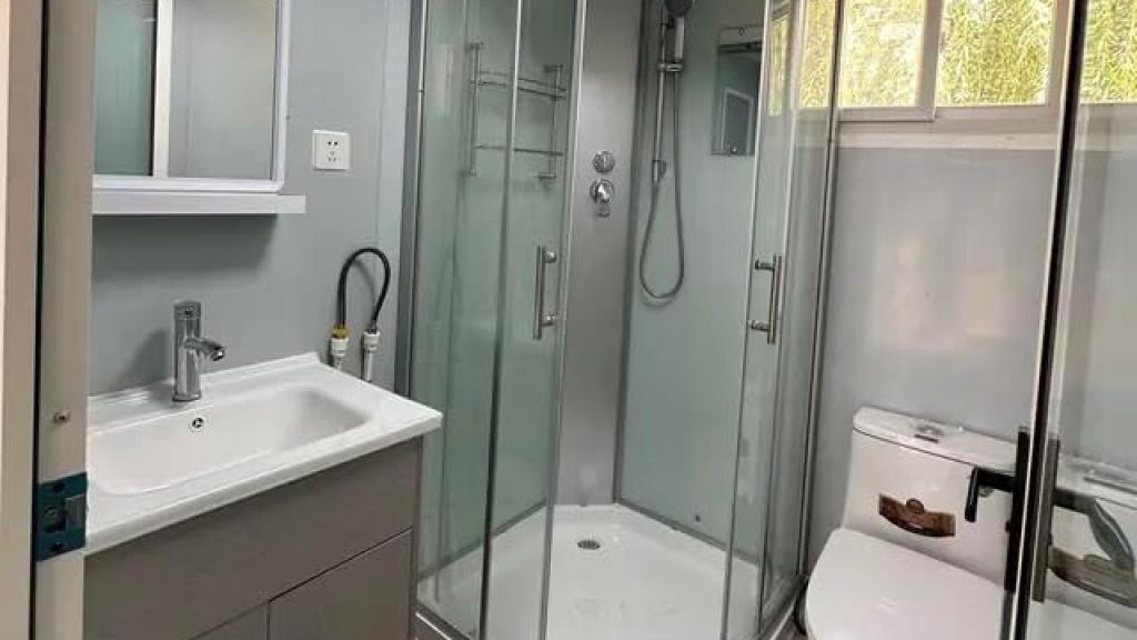 El baño de la casa YIHANGXINNO 20X20