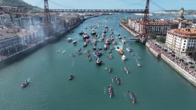La ría del Nervión repleta de embarcaciones siguiendo a la Gabarra