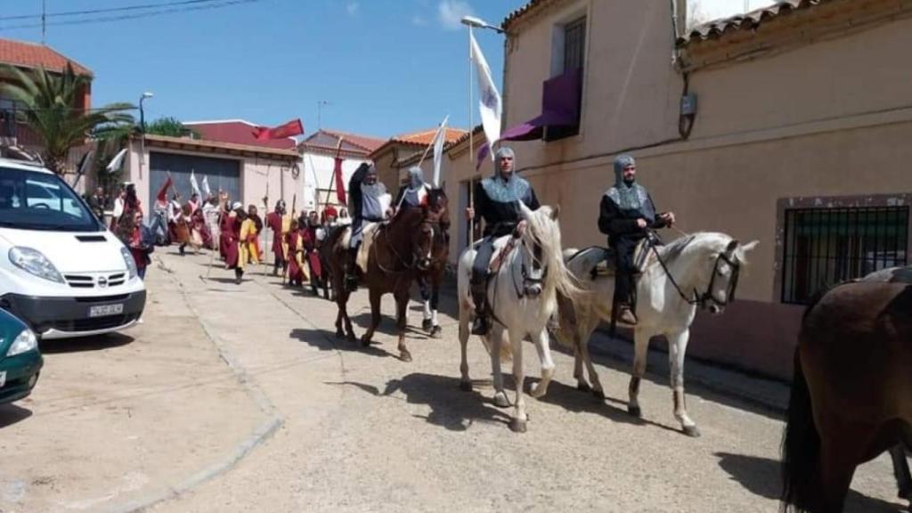 Caballos por las calles de Tordehumos durante la representación