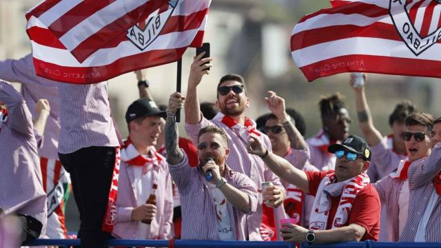 Los jugadores del Athletic de Bilbao subidos a la gabarra.