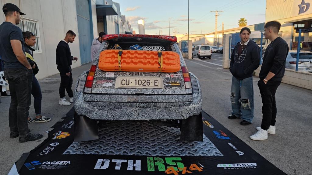 El coche antes de partir a la prueba.