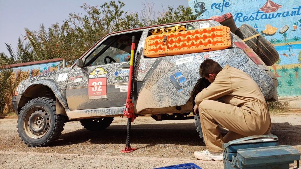 Ángel reparando el vehículo.