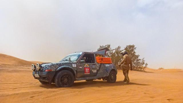 Ángel Hernández con su coche en Marruecos.