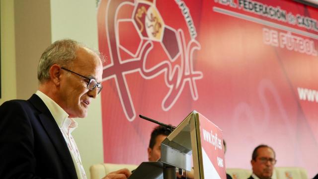 Marcelino Maté lee un discurso ante la Asamblea