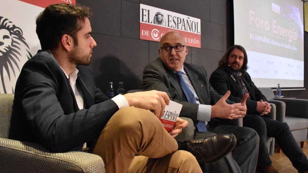 El periodista de EL ESPAÑOL Óscar Estaire, el director ejecutivo del área de I+D+i de Ciuden, Javier Quiñones, y el presidente de ASEALEN, Yann Dumont, durante la mesa redonda del Foro Energía, este miércoles.