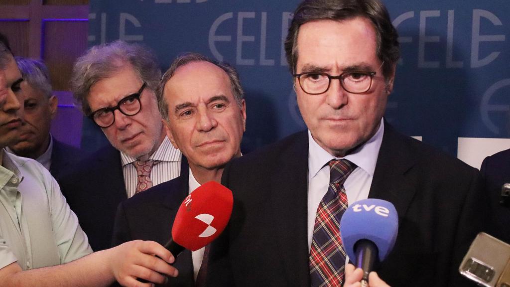 El presidente de la CEOE, Antonio Garamendi, con el reelegido presidente de la FELE, Juan María vallejo