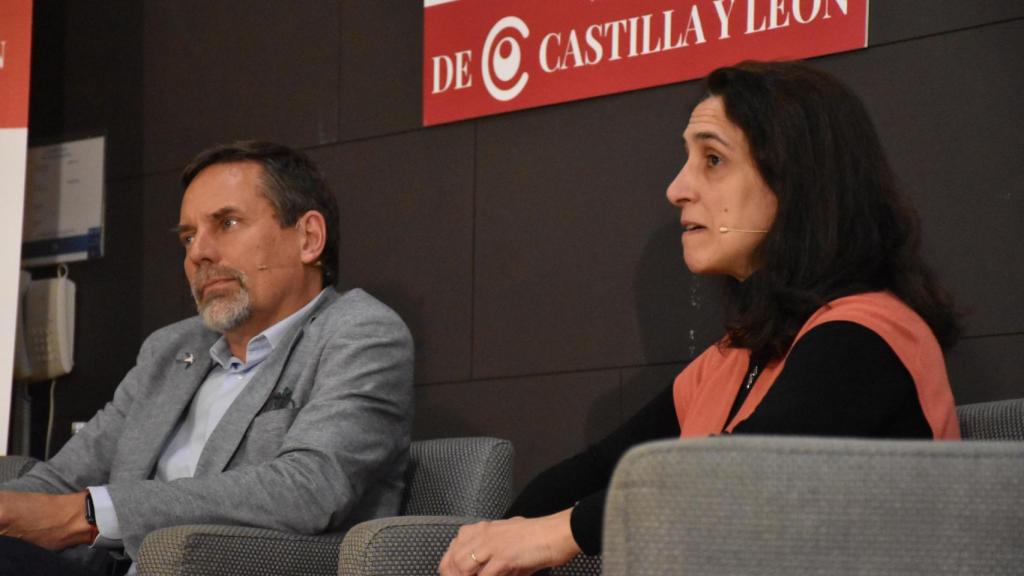Heikki Willstedt, director de Políticas Energéticas y Cambio Climático de la Asociación Empresarial Eólica (AEE); y Marta Martínez, responsable de Análisis y Proyectos Especiales en Iberdrola, en el Foro Energía