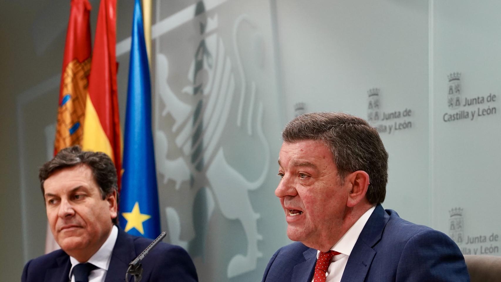 El consejero de Economía y Hacienda y portavoz, Carlos Fernández Carriedo, y el de la Presidencia, Luis Miguel González Gago, comparecen en rueda de prensa posterior al Consejo de Gobierno.