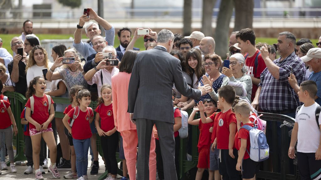 Los reyes Felipe VI y Letizia, muy cariñosos, han saludado a los niños que se encontraban fuera del Edificio Miller.