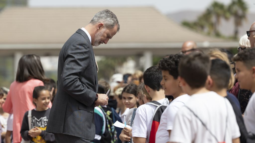 Felipe VI ha firmado autógrafos a los niños.