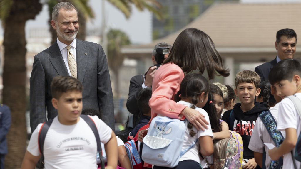 Felipe VI mirando con admiración a la Reina, mientras protagonizaba un cariñoso abrazo con los niños.