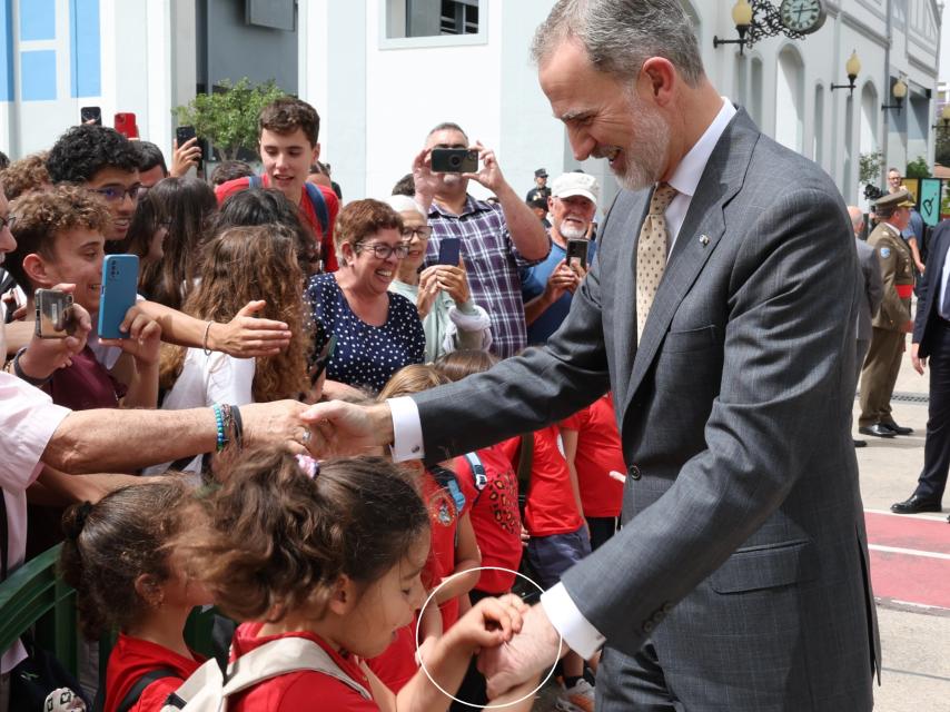 Felipe VI, pellizcado por una niña, en Las Palmas de Gran Canarias.
