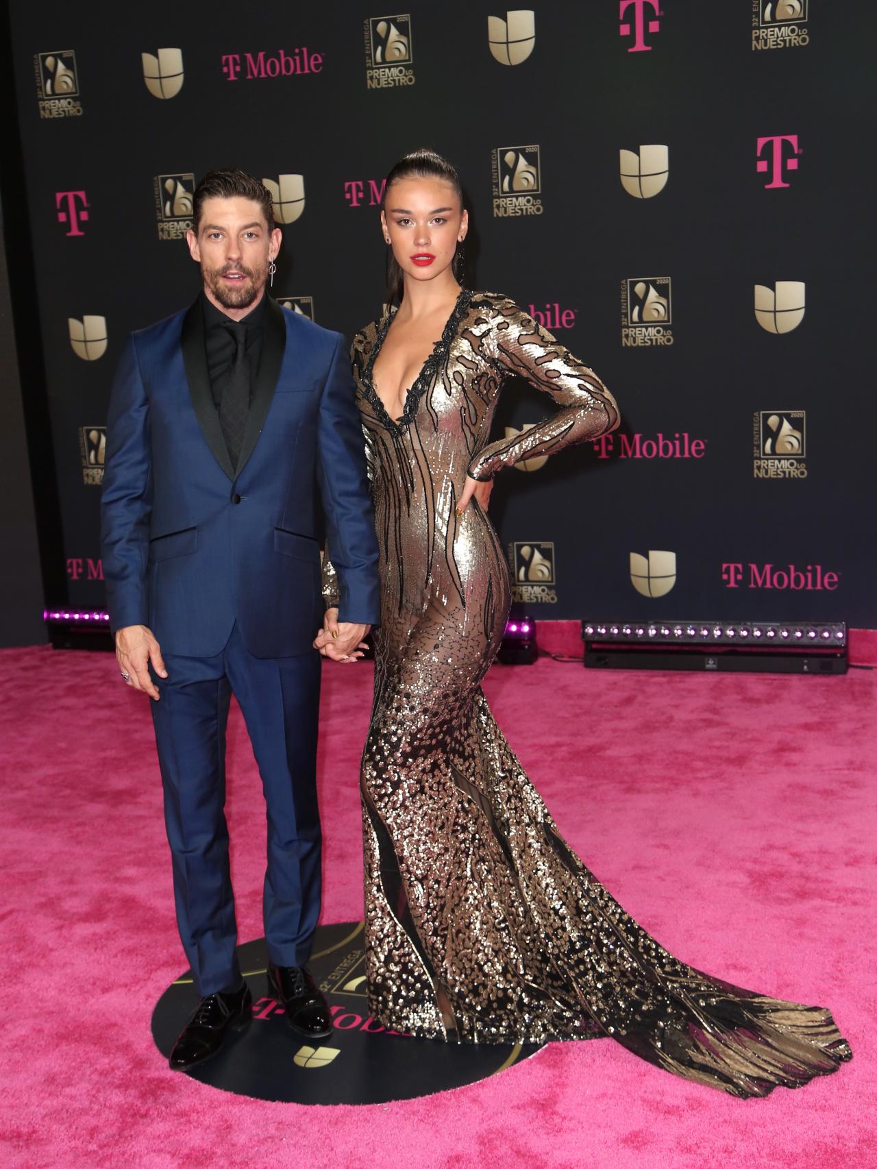 Adrián Lastra y Clara Chaín en los Premios Lo Nuestro 2022.