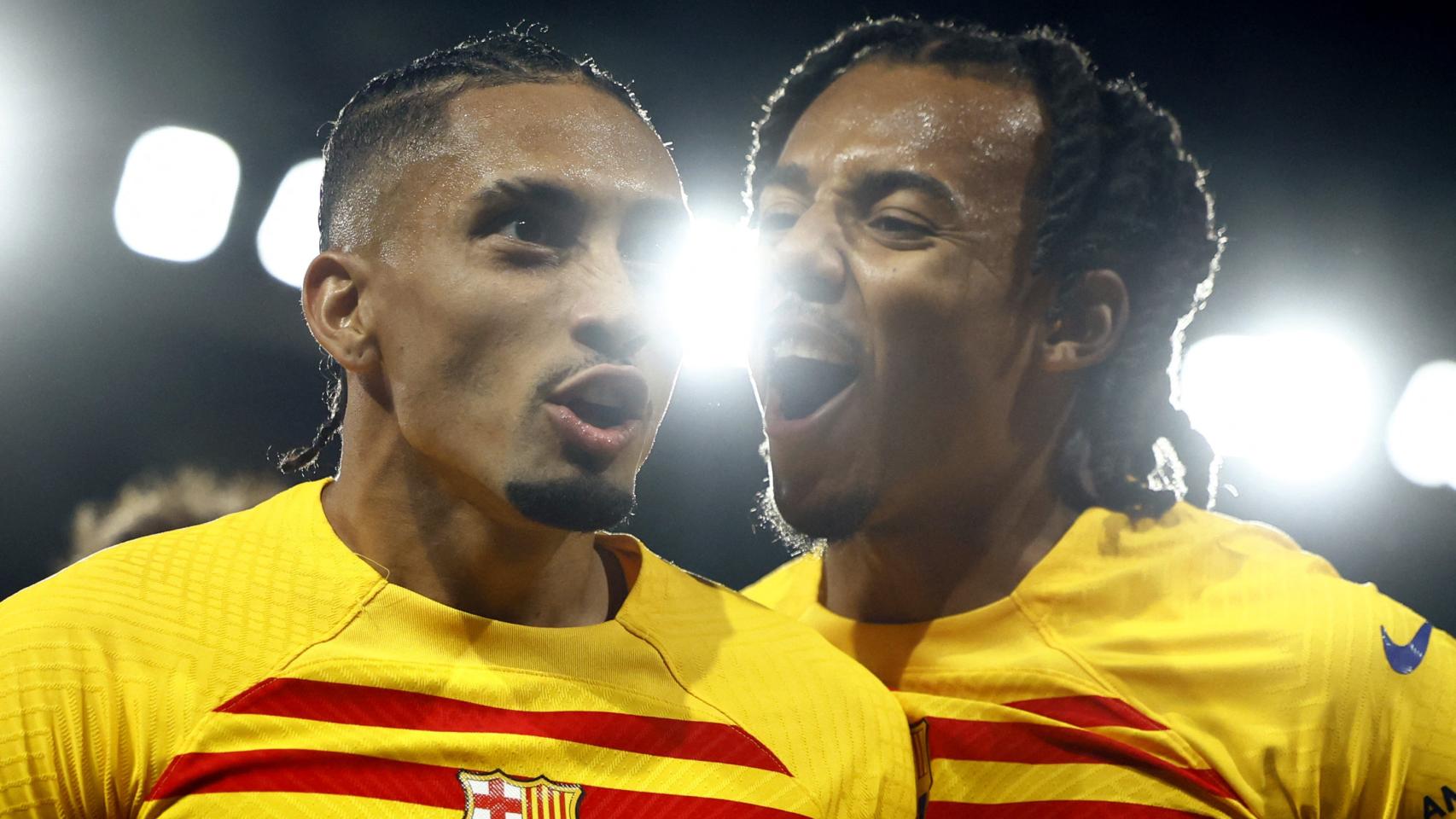 Koundé se acerca a celebrar el gol con Raphinha.