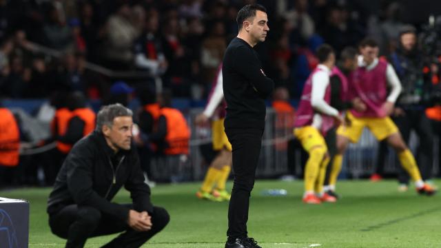 Xavi, de fondo, con Luis Enrique en primer plato.