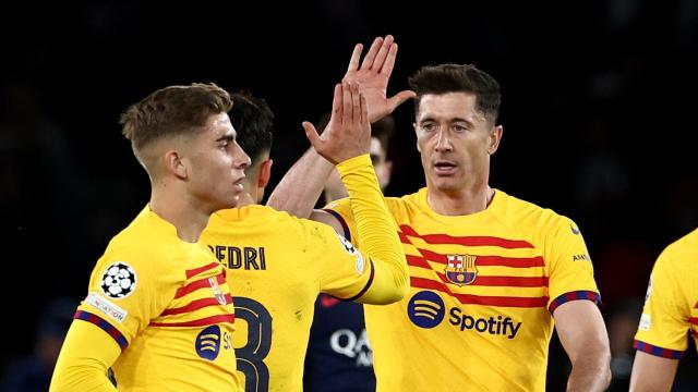 Lewandowski celebra junto a sus compañeros la victoria frente al PSG.