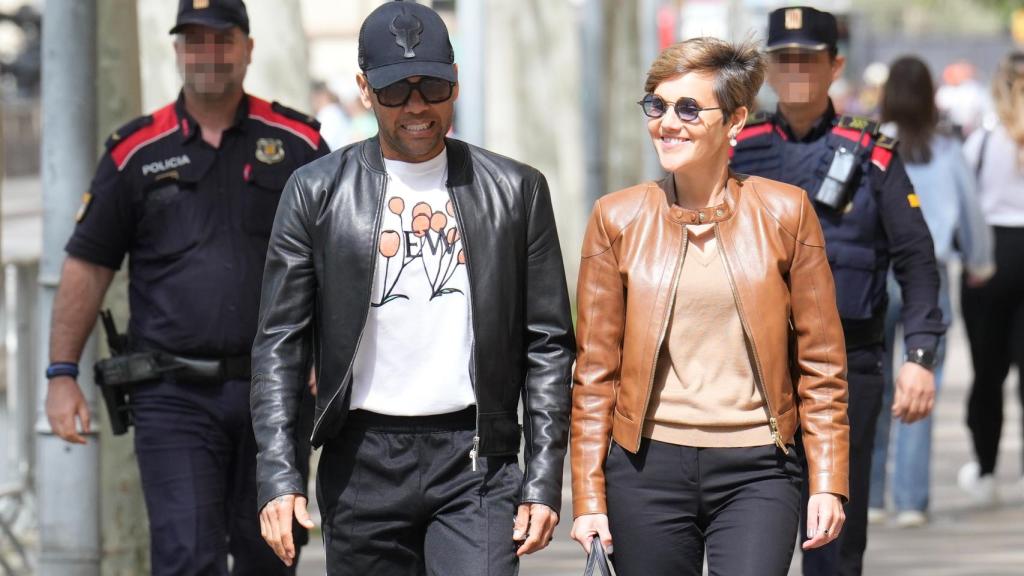 Dani Alves junto a su abogada Inés Guardiola a la salida de la Audiencia de Barcelona