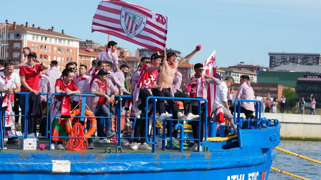 Los jugadores del Athletic subidos a la Gabarra