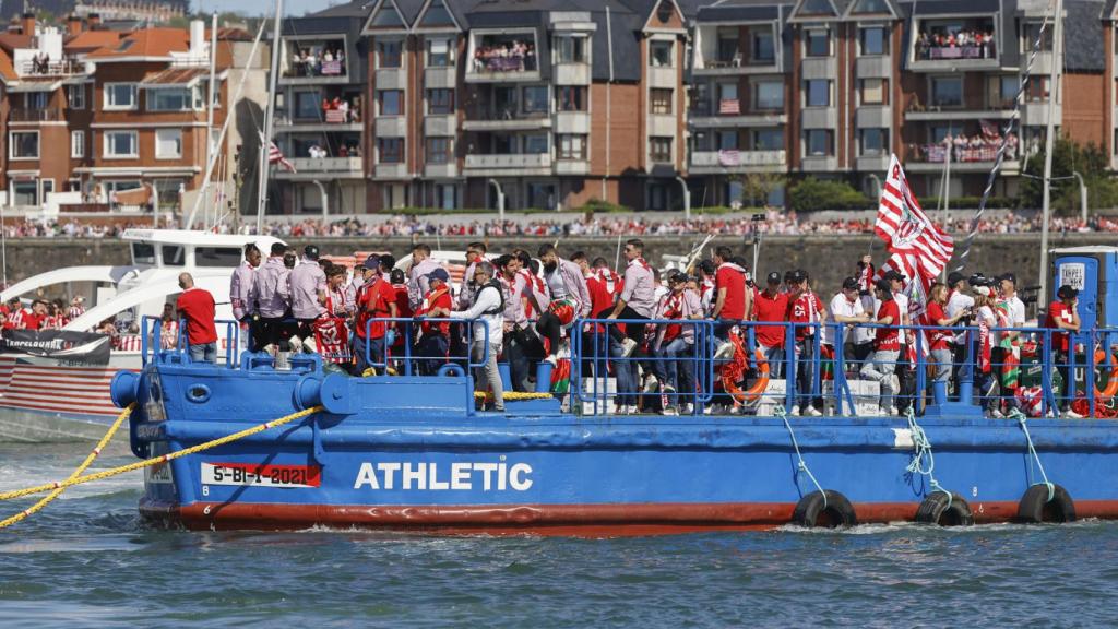 Los jugadores del Athletic Club durante el viaje en la gabarra.