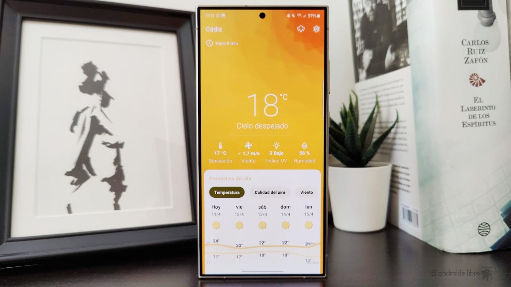 Móvil con la app de Breezy Weather