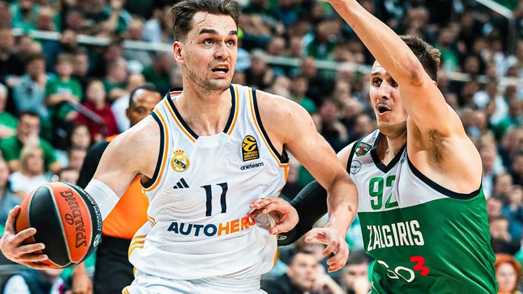 Mario Hezonja realiza una entrada a canasta frente al Zalgiris.