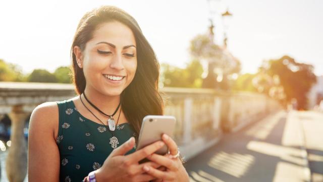 Una mujer utiliza un teléfono móvil.