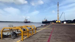 Barcos con suministros para una plataforma petrolífera en alta mar operada por Exxon Mobil en un muelle del río Demerara, en 2020.