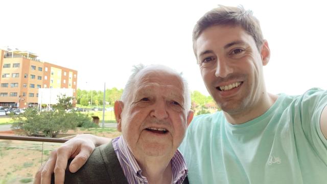 Alberto Cabanes, fundador de Adopta Un Abuelo, junto a su 'abuelo' adoptivo.