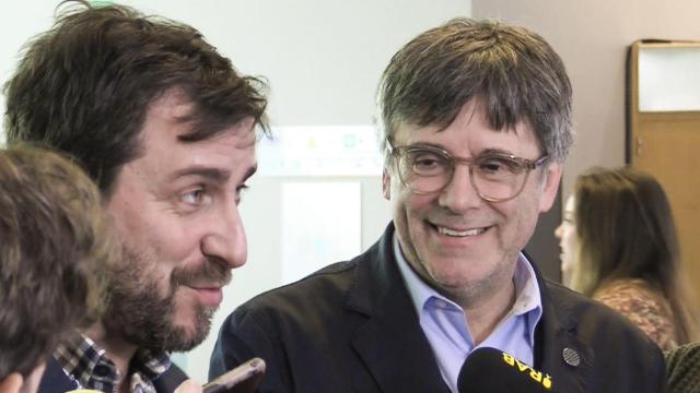 Carles Puigdemont, junto a Toni Comín, cabeza de lista de Junts para el 9-J, este jueves en Bruselas.